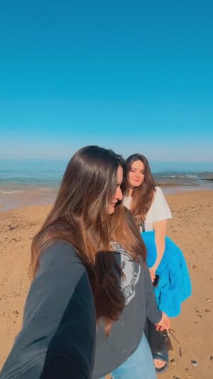 Minal Khan Instagram - Catching up late on trends 😅😅 
Sun is so bright we can’t open our eyes 😃