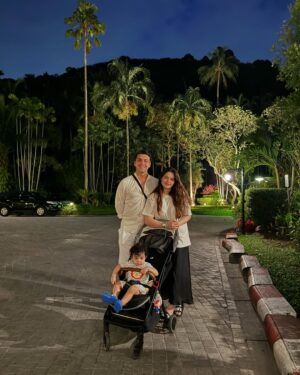 Minal Khan Instagram - 🕰️🌚
1- a quick selfie while I sterilize feeders🥱
2- my favourite sunscreen @skinrecipe.pk 
3-just us
4- Ahsan trying to feed our picky eater 
5- hottie
6- my boys 
7- fancy margarita
8- I am just a girl. Also brought wrong size of my LAMA pumps 🥹 
9- boys posing at the beach
