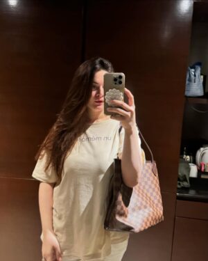 Minal Khan Instagram - Family vacay❤️ so chaotic but oh so good 🥹