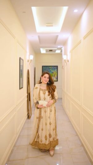 Minal Khan Instagram - Channeling pure elegance in this stunning creation by  @azharmughal.official  perfect outfit for Nikkah brides😍 💃#Minalkhan 

Girls the dress is 😘😘😘😘