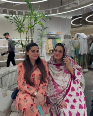 Minal Khan Instagram - Dumping dump 👯