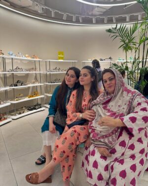 Minal Khan Instagram - Dumping dump 👯
