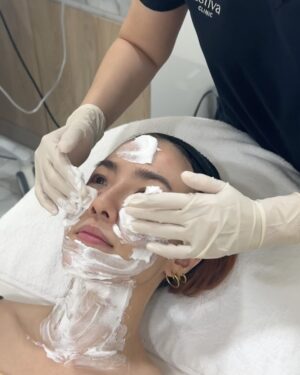 Mintita Wattanakul Instagram - พาน้องซิลไปลองของใหม่ที่ @estiva_clinic กับ #หมอกวางนางฟ้าแม่ทูนหัว คนดีคนเดิม @kwgwang มาพร้อมเครื่องใหม่ #SylfirmXplus ไม่ถึง1สัปดาห์หน้าฟูใสขึ้นแบบเว่อมาก แล้วโหดตรงทำเสร็จปุ๊บ วันรุ่งขึ้นใช้หน้าได้เลย!! แถมฉีด #Rejurun ให้น้องซิลอีกหนึ่งกรุบ รักกันแบบพี่โต พากันไปทำผิวสวยงับ @silvypavida 🥹
