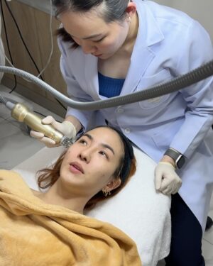 Mintita Wattanakul Instagram - พาน้องซิลไปลองของใหม่ที่ @estiva_clinic กับ #หมอกวางนางฟ้าแม่ทูนหัว คนดีคนเดิม @kwgwang มาพร้อมเครื่องใหม่ #SylfirmXplus ไม่ถึง1สัปดาห์หน้าฟูใสขึ้นแบบเว่อมาก แล้วโหดตรงทำเสร็จปุ๊บ วันรุ่งขึ้นใช้หน้าได้เลย!! แถมฉีด #Rejurun ให้น้องซิลอีกหนึ่งกรุบ รักกันแบบพี่โต พากันไปทำผิวสวยงับ @silvypavida 🥹
