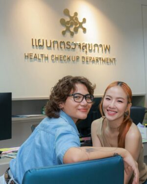 Mintita Wattanakul Instagram - จูงมือแฟนตรวจสุขภาพหน่อย ต้อนรับน้องซิลเข้าสู่วัยเลข3 จากใจพี่มิ้นวัย37ขวบ ปีนี้พากันดูแลสุขภาพสุดๆ มาเชคอัพให้รู้ อย่ามัวแต่กลัวความจริงนะทุกคน รู้เร็วก็จัดการได้เร็วค่ะ😎✨
#phyathaihospital
#phyathai1hospital
#AllYouCanCheck