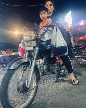 Mira Sethi Instagram - چاند کا اعلان ہوتے ہی خواتین بازاروں کا رخ کرتی ہیں۔ 

🌙 

Lahore vibing!