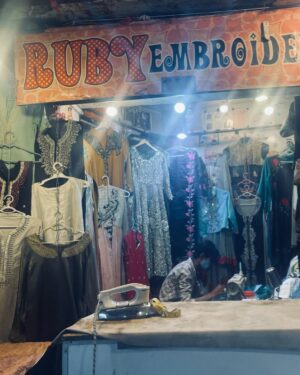 Mira Sethi Instagram - چاند کا اعلان ہوتے ہی خواتین بازاروں کا رخ کرتی ہیں۔ 

🌙 

Lahore vibing!