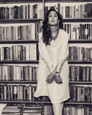 Mira Sethi Instagram - REDDY BUT NOT STEDDY

#blackandwhite #lahore #books #mirasethi