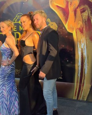 Miriam Lanzoni Instagram - Ustedes repartan premios 
Nosotros llevamos el glam 
@rodrigopintoceliz estilismo level up 
@sisters_diseno este diseño bomba 
@gonzalocabreramakeup make up soñado 
@borbonjoyas joyas 
@nico.velazquez_  filmmaker 
@nanoge.ar producción general
