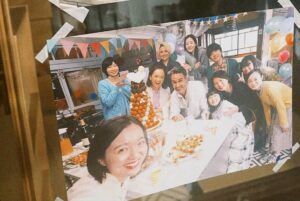 Misako Renbutsu Instagram - 夜ドラ 〝バニラな毎日〟
最後までご視聴くださった皆さま、ありがとうございました。

思えば初めて台本を読んだ日から今日まで、私はきっと、白井さんと一緒にこれ以上ないほど救われてきたんだと思います。
弱くても、情けなくても、前に進めなくても。
それでもいいよと、手を差し伸べてくれる人たちがいる。

一生の宝物ができました。

そしてその宝物をくれたのは、間違いなくバニラチームのみんなです。
これを書きながら思い出してまた泣けてくるくらい、みんなが作品のことを、そこに携わるお互いのことを一生懸命に愛していて、私はそんな現場に居られることが、本当に幸せでした。
みんなとだったから辿り着けた白井さんのお芝居が、本当にたくさんありました。

私たち創り手は、観てくださる方ひとりひとりの側に物理的に行くことはできません。
でもその心を抱きしめたい、一緒に抱きしめ合いたいと愚直に向き合い続けることはできるかもしれない。
そう強く信じてみたくなる毎日でした。
間違いなく、私にとって希望となる時間でした。

そんな奇跡の結晶みたいな作品が、たくさんの方の心に届いたこと、本当に嬉しかったです。
コメントや手紙、ぜんぶ大切に読んでいました。
ありがとうございます。

・

生きる、は 好きだけでは ままならないとしても。
この作品が、みなさんにとってのサードプレイスのような場所になれていたら、と心から願っています。

〝バニラな毎日〟を愛してくださった皆さま、本当にありがとうございました🍨

@nhk_yorudora