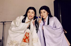 Misako Renbutsu Instagram - .
能登半島地震復興祈念公演〝まつとおね〟
幕が上がりました。

能登の皆さまのために、自分たちにできることを信じて、
たくさんの祈りとともに 最後まで駆け抜けたいと思います。
この舞台から生み出されるエネルギーが、
復興への小さくても確かな力となり得ますように。
１公演１公演、大切におねを生きたいです。

.

そして、知れば知るほど、嘘がなくてまっすぐで、
ハグしたくなる人だなぁと 好きと尊敬が増していく 
ほったん。（@riho_yoshioka）
開幕２日目、「２人を誇りに思う」と涙ぐみながら
伝えてくれた演出の歌昇さん。（@kasho_nakamura）
いつも笑顔で支えてくださる、
作品への愛がとんでもなく深いカンパニーの皆さん。
たくさんの人の愛で 舞台は育っていくんだなぁと、
感動する日々です。

今月23日まで、能登演劇堂にて上演しています。
私も観客席から観たいと心から思うほど、
美しくて力強い、日本で唯一の劇場です。
たくさんの方に観ていただけますように。

@notoengekido