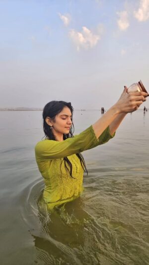 Misha Narang Instagram - वही शून्य है वही इकाय, जिसके भीतर बसा शिवाय!! 
हर हर महादेव🙏

#divine #peace #mahakumbh #harhargange #harharmahadev #mahakumbh2025