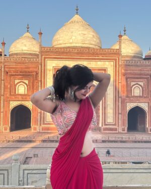 Miss Pinky Instagram - Kuch toh baat thi mohabbat me 
Vrna ek lash ke liye koi taj mahal na bnata!❤️🕌

:
#reelitfeelit #explorepage✨ #fypシ゚ #tajmahalagra #tajmahalpalace #agra #agrametro #fatehpursikri