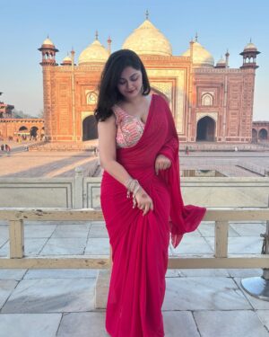Miss Pinky Instagram - Kuch toh baat thi mohabbat me 
Vrna ek lash ke liye koi taj mahal na bnata!❤️🕌

:
#reelitfeelit #explorepage✨ #fypシ゚ #tajmahalagra #tajmahalpalace #agra #agrametro #fatehpursikri