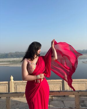 Miss Pinky Instagram - Kuch toh baat thi mohabbat me 
Vrna ek lash ke liye koi taj mahal na bnata!❤️🕌

:
#reelitfeelit #explorepage✨ #fypシ゚ #tajmahalagra #tajmahalpalace #agra #agrametro #fatehpursikri