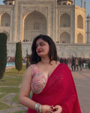 Miss Pinky Instagram - Kuch toh baat thi mohabbat me 
Vrna ek lash ke liye koi taj mahal na bnata!❤️🕌

:
#reelitfeelit #explorepage✨ #fypシ゚ #tajmahalagra #tajmahalpalace #agra #agrametro #fatehpursikri