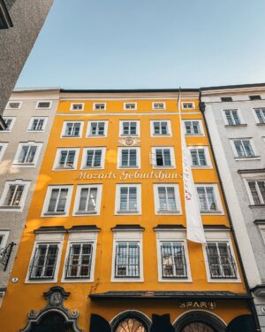 Mitali Mayekar Instagram - What ‘falling in love with the city’ looks like…❤️
#salzburg #austria #explore #europe2025 #vacaymode #travel #tinypanda