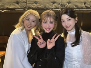 Miyabi Natsuyaki Instagram - 🍈🫶🏻💚‎‧₊˚ 

きのうは445ナイトに初参戦💚
YOSHIKO先生ハロプロ振り付け25周年
おめでとうございます✨

先生が今まで振り付けしてきた
楽曲が盛りだくさんでちょ〜楽しかった✨
書きたいことがありすぎるんだけど
なるべくコンパクトに
まとめるつもりʚ̴̶̷.ʚ̴̶̷̥̀

Berryz工房のデビュー曲である
『あなたなしでは生きてゆけない』の振り付けが
YOSHIKO先生だったので思い出がいっぱいあって
まさか445ナイトのセトリの中に今回
含まれてると思っていなかったので
曲が流れた時の鳥肌やばかった〜🥹🥹🥹

当時の私たちは小学生だったので
その時の私たちにできなかった振りなどもあって
本当はこんな感じに仕上げたかった😂
って事とか、、笑
つんく♂さんとの裏話も聞けたりして
当時は知らなかったことが色々と聞けたのも
すごくうれしかったです💛
終わったあとに先生が今日来てくれて
よかったよ〜って♡
2日間やっていて前の日のセトリには
入ってなかったらしくタイミングが
良すぎる〜って喜んでくれてました☺️♡
子供の頃からずっとお世話になっていて
今でもこうして繋がれている事に感謝してます♡

先生の作り出すインパクトのあるダイナミックな
振り付けが大好き民なのでこれからも先生の振り付け
楽しみにしてますね♡
そしていつかベリも445ナイトに
参加させてください💖

そしてメロン記念日お姉さまですよ〜💚✨
最高💕最高💕最高💕
泣きました😭ིྀ
もうシンプルに好きな楽曲が
多すぎる♡🍈

香水、、、
やっべーぞ💕💕
この曲は私がデビューする前の
課題曲でもあったので
思い出がありすぎるんですよー🥹
イントロ流れると鳥肌〜〜💖
あゆみっち先輩の歌い出しで
感動で涙涙でした😭ིྀ💖
とにかく私はメロンさんが大好きって
事を伝えたかったです♡

ゆきさんもお久しぶりに
お会いできました💕
ずーっとあいたかった先輩♡⸝⸝⸝⸝
関係者席に˚*.꒰ゆきどん꒱.*˚って書いてあって
まーさーかぁぁぁぁ〜😳😳😳
ってゆきさん来る前かなり
ドキドキしてました💕
またすぐあいたい〜🎀

めせもあのみなさんとも久々にお会いしました✨
ぶち上げなパフォーマンス最高っっっ✨✨
めせもあファンの皆さんのコールと声援も
ほんとすごくてYOSHIKOちゃ〜ん♡って
呼んでもらってた先生がうらやましかった〜🤣💕
私も黄色い声援浴びたくなっちゃった💕💕

おわり〜🐶

#445ナイト 
#メロン記念日 
#めせもあ
#berryz工房
#長生きして♡ 🤭