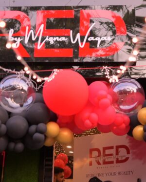 Mizna Waqas Instagram - It Was A wonderful evening for me Alhumdulillah @redbymizna GRAND OPENING It was A huge blessing for me and my Family ❤️ 

I would like to thank @0fficialmahnoorkhan To put the event so smoothly love you beta ❤️ 

Decor @eventsbyharbour 
📸 @weddingsbykhushnood 
Cake @just_baking93 

Supervised by @trickytechagency @0fficialmahnoorkhan 🎉