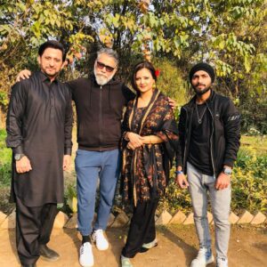 Mizna Waqas Instagram - Set vibes something good is coming
#saleemmeraj #miznawaqas #shahidshafat👍 #nosheemkhan#saadilyas#itxaqibofficial #greenentertainment