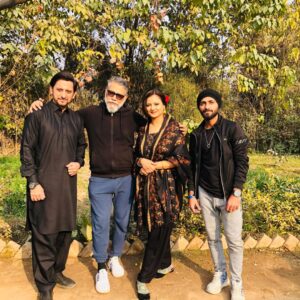 Mizna Waqas Instagram - Set vibes something good is coming
#saleemmeraj #miznawaqas #shahidshafat👍 #nosheemkhan#saadilyas#itxaqibofficial #greenentertainment