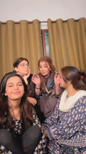 Mizna Waqas Instagram - Ziada hi gor se sunlia humne..
#onset #bts #iqtidar