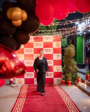 Mizna Waqas Instagram - It Was A wonderful evening for me Alhumdulillah @redbymizna GRAND OPENING It was A huge blessing for me and my Family ❤️ 

I would like to thank @0fficialmahnoorkhan To put the event so smoothly love you beta ❤️ 

Decor @eventsbyharbour 
📸 @weddingsbykhushnood 
Cake @just_baking93 

Supervised by @trickytechagency @0fficialmahnoorkhan 🎉