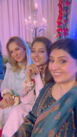 Mizna Waqas Instagram - Aag lagey basti mein
Hum apni masti mein