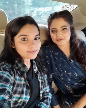 Mizna Waqas Instagram - Aaj bhi soni api bach gaiin :(

Watch #Guddi daily at 10 pm only on @harpalgeotv 
@7thskyentertainment 

#bakhtawarrasheed #miznawaqas #guddi #behindthescenes #post #instagood #instagram #trending