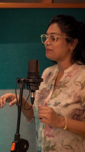 Mohana Bhogaraju Instagram - #My fav❤️

#Poosindi Poosindi❤️

One of my favourite @mmkeeravaani sir songs!!

🎹: @rovie_pranav 
🔊: @vinaysoundengineer anna
🎥: @thechitrakshstudios