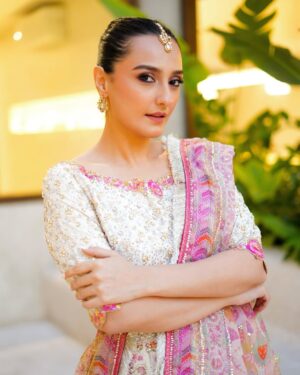 Momal Sheikh Instagram - Ish hai yeh ishq hai… 💖🌸

Wearing my fav @farahtalibaziz 
Stunning Earrings and tikka @allurebymht 
Makeup & Hair @nabila @nirmal_wadherofficial @bellapaulhairstylist 
Photography @takesbytwo @burhanpal