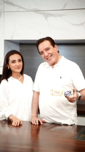 Momal Sheikh Instagram - From the laughter over a burned cake to creating unforgettable fun and joyful moments, Zeera Plus banaye har pal aik treasured memory.

Zeera Plus Guftugu Edition Pack per mojood QR code scan karein aur payein customized Guftugu Edition pack jeetne ka mauqa.
#ChaiAurGuftuguKaPlus #ZeeraPlus #GuftuguEditionPack @zeerapluspakistan