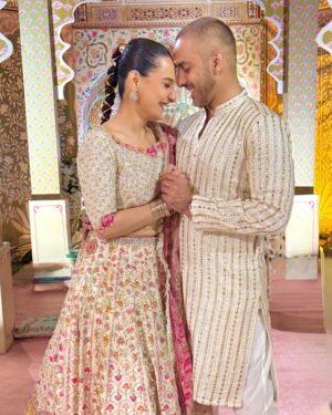 Momal Sheikh Instagram - Ish hai yeh ishq hai… 💖🌸

Wearing my fav @farahtalibaziz 
Stunning Earrings and tikka @allurebymht 
Makeup & Hair @nabila @nirmal_wadherofficial @bellapaulhairstylist 
Photography @takesbytwo @burhanpal