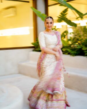 Momal Sheikh Instagram - Ish hai yeh ishq hai… 💖🌸

Wearing my fav @farahtalibaziz 
Stunning Earrings and tikka @allurebymht 
Makeup & Hair @nabila @nirmal_wadherofficial @bellapaulhairstylist 
Photography @takesbytwo @burhanpal