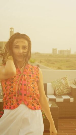 Momal Sheikh Instagram - Desi hits different 💃 
.
.
.

#aasakooda #trend #explore #explorepage #friends #momalshiekh #hasanrizvi #choreography #dance #routine #viral #bollywood #dancechallenge #desi #vibe #happy #justforfun