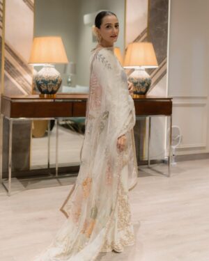 Momal Sheikh Instagram - Celebrating love just love 🤍🌻

Uff this beautiful outfit is by @mariaasajjadofficial 
Makeup & Hair by me 💁‍♀️ (I don’t know why)
Stunning photography by @takesbytwo