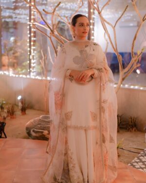 Momal Sheikh Instagram - Celebrating love just love 🤍🌻

Uff this beautiful outfit is by @mariaasajjadofficial 
Makeup & Hair by me 💁‍♀️ (I don’t know why)
Stunning photography by @takesbytwo
