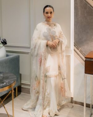 Momal Sheikh Instagram - Celebrating love just love 🤍🌻

Uff this beautiful outfit is by @mariaasajjadofficial 
Makeup & Hair by me 💁‍♀️ (I don’t know why)
Stunning photography by @takesbytwo