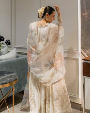 Momal Sheikh Instagram - Celebrating love just love 🤍🌻

Uff this beautiful outfit is by @mariaasajjadofficial 
Makeup & Hair by me 💁‍♀️ (I don’t know why)
Stunning photography by @takesbytwo