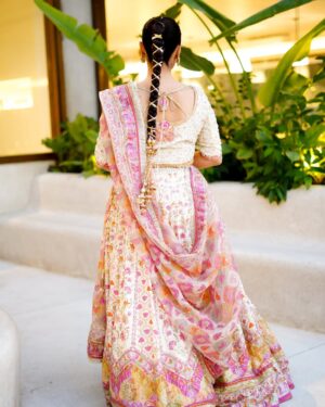 Momal Sheikh Instagram - Ish hai yeh ishq hai… 💖🌸

Wearing my fav @farahtalibaziz 
Stunning Earrings and tikka @allurebymht 
Makeup & Hair @nabila @nirmal_wadherofficial @bellapaulhairstylist 
Photography @takesbytwo @burhanpal
