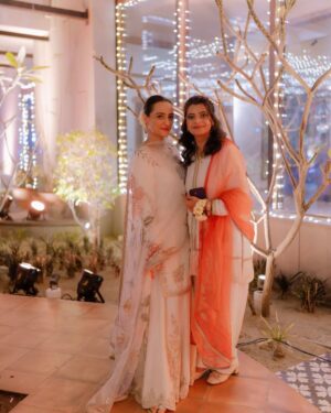 Momal Sheikh Instagram - Celebrating love just love 🤍🌻

Uff this beautiful outfit is by @mariaasajjadofficial 
Makeup & Hair by me 💁‍♀️ (I don’t know why)
Stunning photography by @takesbytwo
