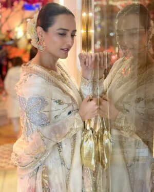 Momal Sheikh Instagram - Celebrating love just love 🤍🌻

Uff this beautiful outfit is by @mariaasajjadofficial 
Makeup & Hair by me 💁‍♀️ (I don’t know why)
Stunning photography by @takesbytwo