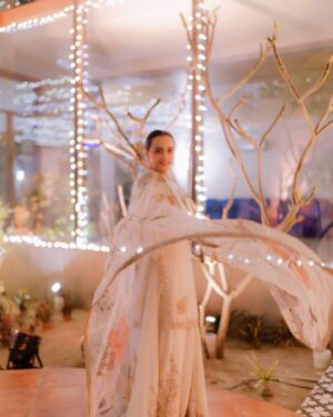 Momal Sheikh Instagram - Celebrating love just love 🤍🌻

Uff this beautiful outfit is by @mariaasajjadofficial 
Makeup & Hair by me 💁‍♀️ (I don’t know why)
Stunning photography by @takesbytwo