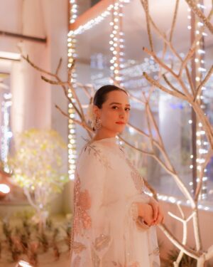 Momal Sheikh Instagram - Celebrating love just love 🤍🌻

Uff this beautiful outfit is by @mariaasajjadofficial 
Makeup & Hair by me 💁‍♀️ (I don’t know why)
Stunning photography by @takesbytwo