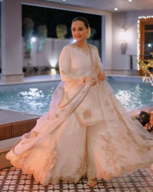 Momal Sheikh Instagram - Celebrating love just love 🤍🌻

Uff this beautiful outfit is by @mariaasajjadofficial 
Makeup & Hair by me 💁‍♀️ (I don’t know why)
Stunning photography by @takesbytwo