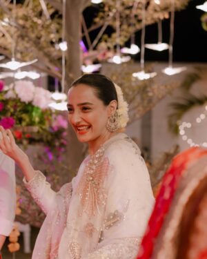 Momal Sheikh Instagram - Celebrating love just love 🤍🌻

Uff this beautiful outfit is by @mariaasajjadofficial 
Makeup & Hair by me 💁‍♀️ (I don’t know why)
Stunning photography by @takesbytwo