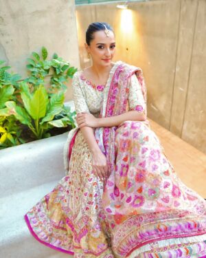 Momal Sheikh Instagram - Ish hai yeh ishq hai… 💖🌸

Wearing my fav @farahtalibaziz 
Stunning Earrings and tikka @allurebymht 
Makeup & Hair @nabila @nirmal_wadherofficial @bellapaulhairstylist 
Photography @takesbytwo @burhanpal
