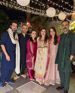 Momal Sheikh Instagram - Bhaut sari duwain, pyar aur khushiyon kay saath @thekubism @mirzagoharrasheed meray pyaray doston ko bhaut bhaut Mubarak.. mashAllah #merayyaarkishadihai ♥️♥️🧿🧿🤗🤗

Thank you @imranaliofficial for the lovely evening, you are just too good. 
Thank you @wajahatmansoorofficial for this beautiful outfit 
Thank you @daniyalnaqviweddings for capturing these beautiful moments