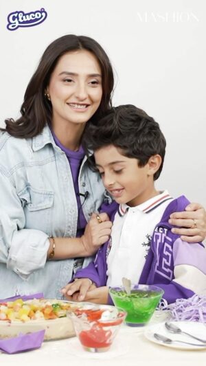 Momal Sheikh Instagram - To celebrate Children’s Day — @momal15 and her adorable son Ibrahim Nadir make a delicious dessert with their favourite @gluco.moms biscuits! While also playing a fun game to test how well they know each other 💜 Tap the link in bio to watch the full video 🎥 

#Mashion #PeekFreansGluco #MilKeSaathBarho #Gluco #ChildrensDay
