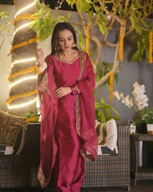Momal Sheikh Instagram - Bhaut sari duwain, pyar aur khushiyon kay saath @thekubism @mirzagoharrasheed meray pyaray doston ko bhaut bhaut Mubarak.. mashAllah #merayyaarkishadihai ♥️♥️🧿🧿🤗🤗

Thank you @imranaliofficial for the lovely evening, you are just too good. 
Thank you @wajahatmansoorofficial for this beautiful outfit 
Thank you @daniyalnaqviweddings for capturing these beautiful moments
